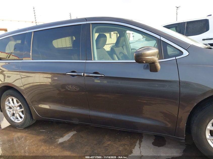 2020 Chrysler Pacifica Touring VIN: 2C4RC1FG8LR135780 Lot: 43717955