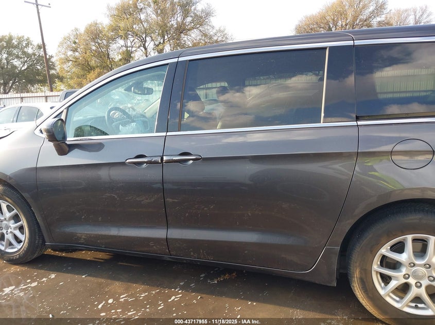 2020 Chrysler Pacifica Touring VIN: 2C4RC1FG8LR135780 Lot: 43717955