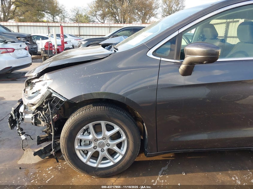 2020 Chrysler Pacifica Touring VIN: 2C4RC1FG8LR135780 Lot: 43717955