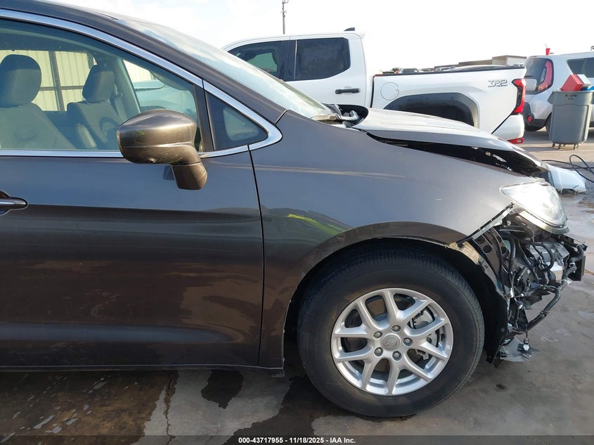 2020 Chrysler Pacifica Touring VIN: 2C4RC1FG8LR135780 Lot: 43717955