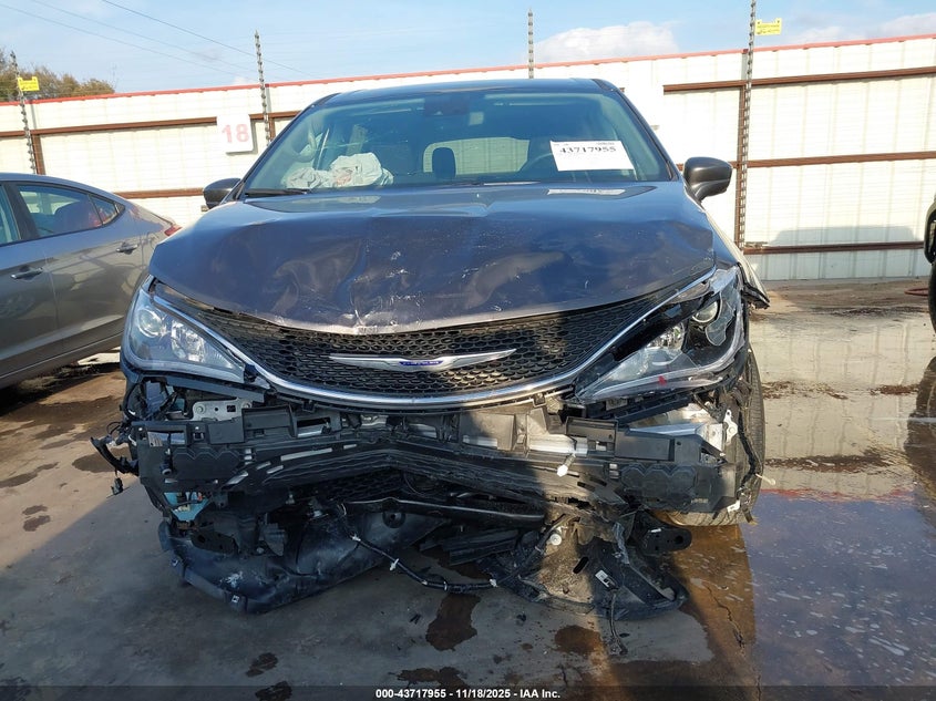 2020 Chrysler Pacifica Touring VIN: 2C4RC1FG8LR135780 Lot: 43717955