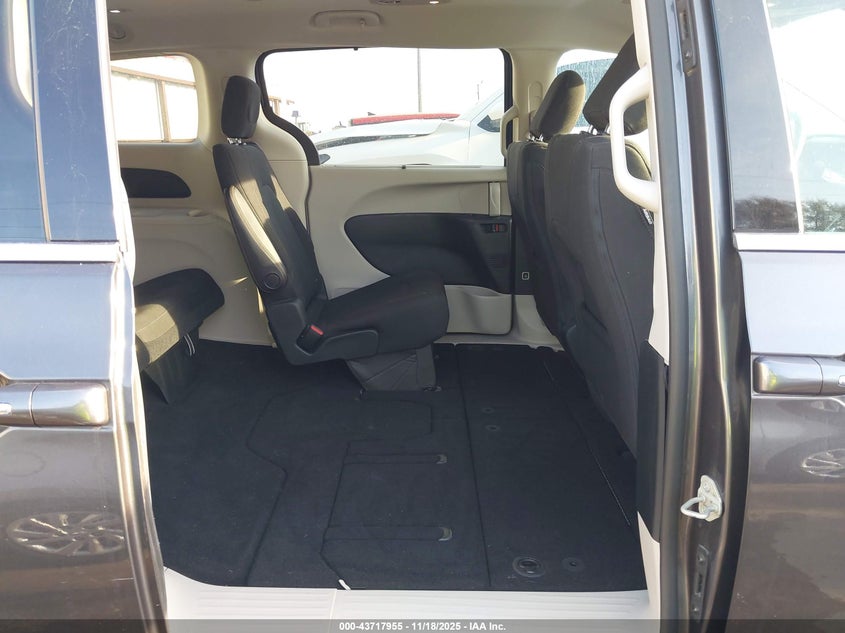 2020 Chrysler Pacifica Touring VIN: 2C4RC1FG8LR135780 Lot: 43717955