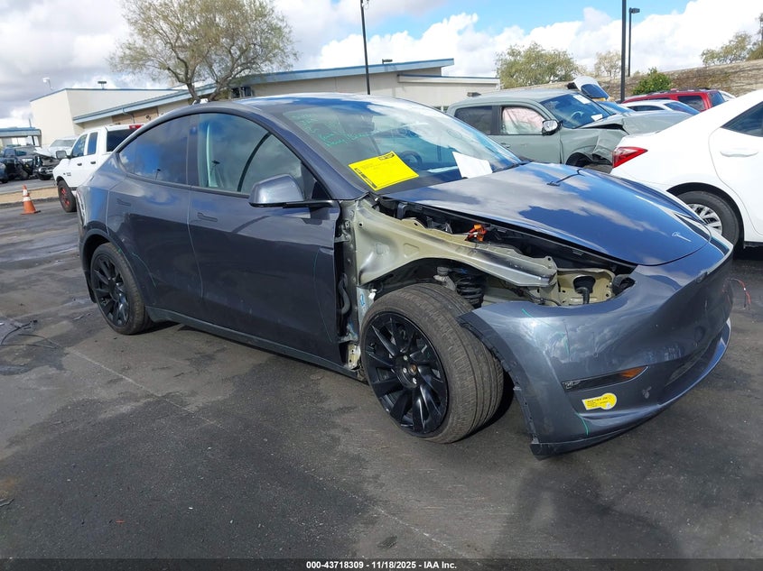 2022 Tesla Model Y Long Range Dual Motor All-Wheel Drive VIN: 7SAYGDEE4NF354335 Lot: 43718309