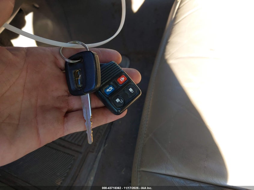 2002 Lincoln Town Car Signature VIN: 1LNHM82W22Y661083 Lot: 43718362