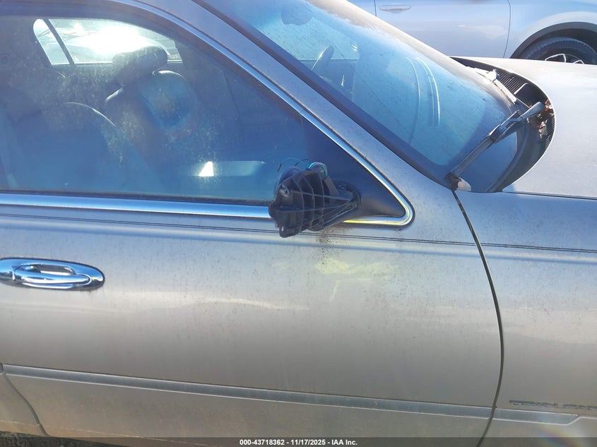 2002 Lincoln Town Car Signature VIN: 1LNHM82W22Y661083 Lot: 43718362