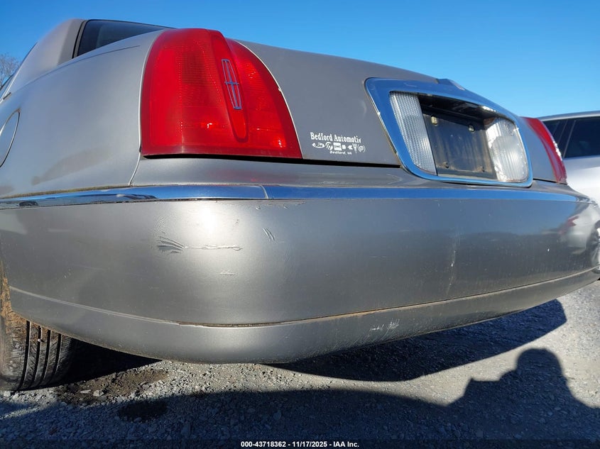 2002 Lincoln Town Car Signature VIN: 1LNHM82W22Y661083 Lot: 43718362