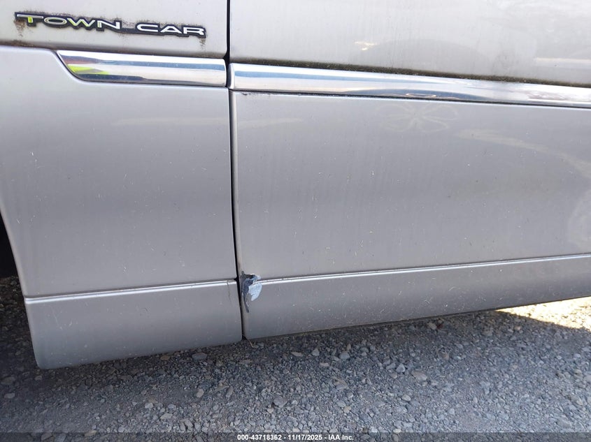 2002 Lincoln Town Car Signature VIN: 1LNHM82W22Y661083 Lot: 43718362