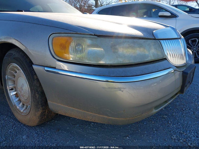 2002 Lincoln Town Car Signature VIN: 1LNHM82W22Y661083 Lot: 43718362