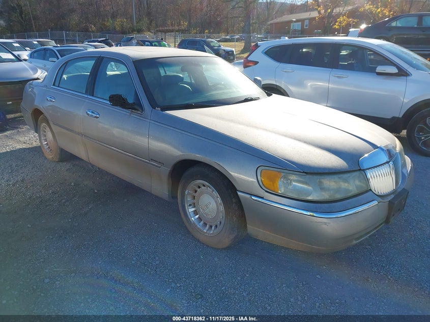 2002 Lincoln Town Car Signature VIN: 1LNHM82W22Y661083 Lot: 43718362