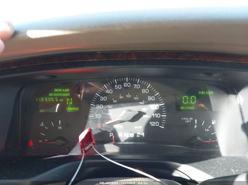 2002 Lincoln Town Car Signature VIN: 1LNHM82W22Y661083 Lot: 43718362