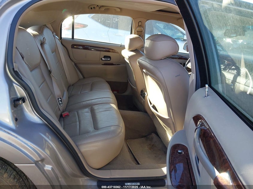 2002 Lincoln Town Car Signature VIN: 1LNHM82W22Y661083 Lot: 43718362