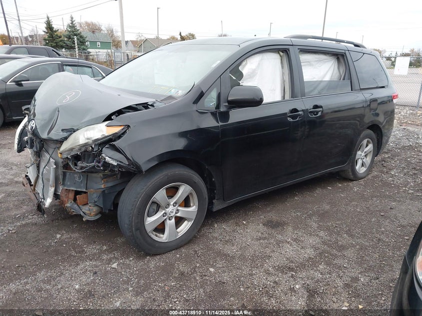 5TDKK3DCXCS278074 2012 TOYOTA SIENNA photo no. 2