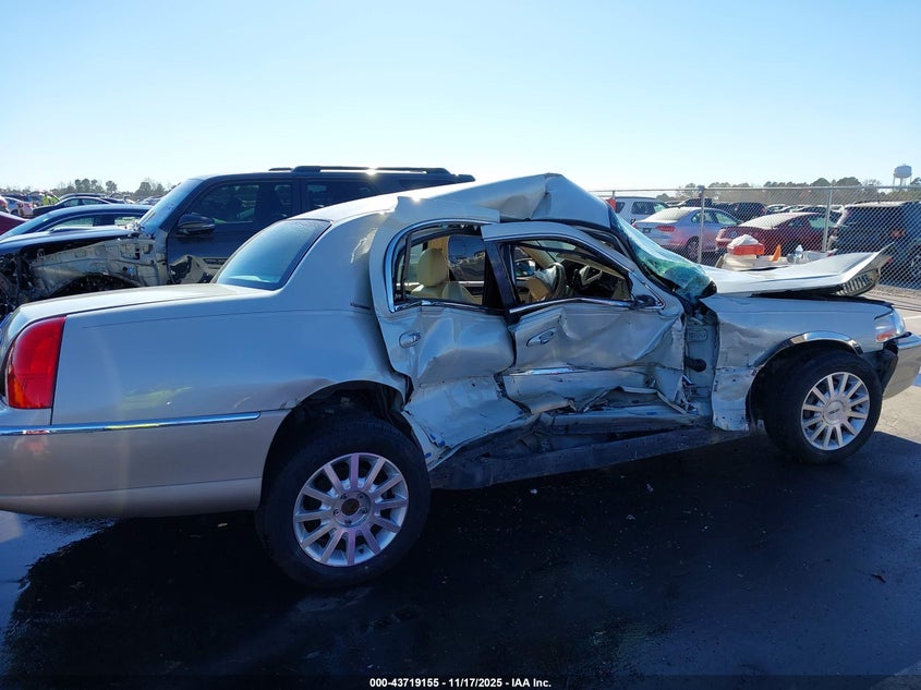 2006 Lincoln Town Car Signature VIN: 1LNHM81V66Y623547 Lot: 43719155