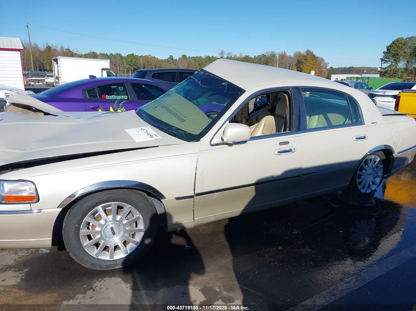 2006 Lincoln Town Car Signature VIN: 1LNHM81V66Y623547 Lot: 43719155