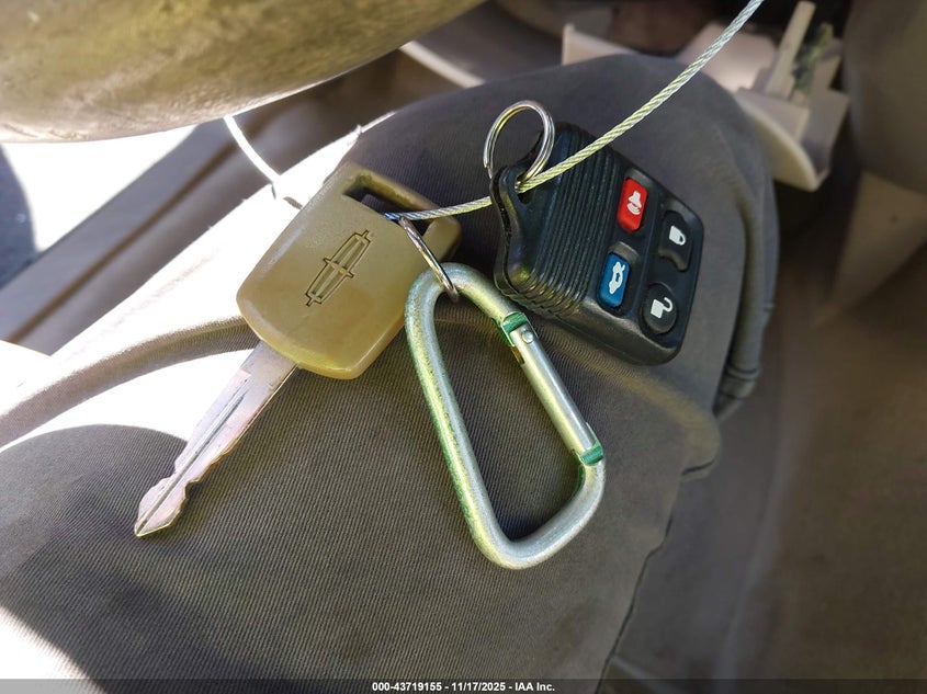 2006 Lincoln Town Car Signature VIN: 1LNHM81V66Y623547 Lot: 43719155