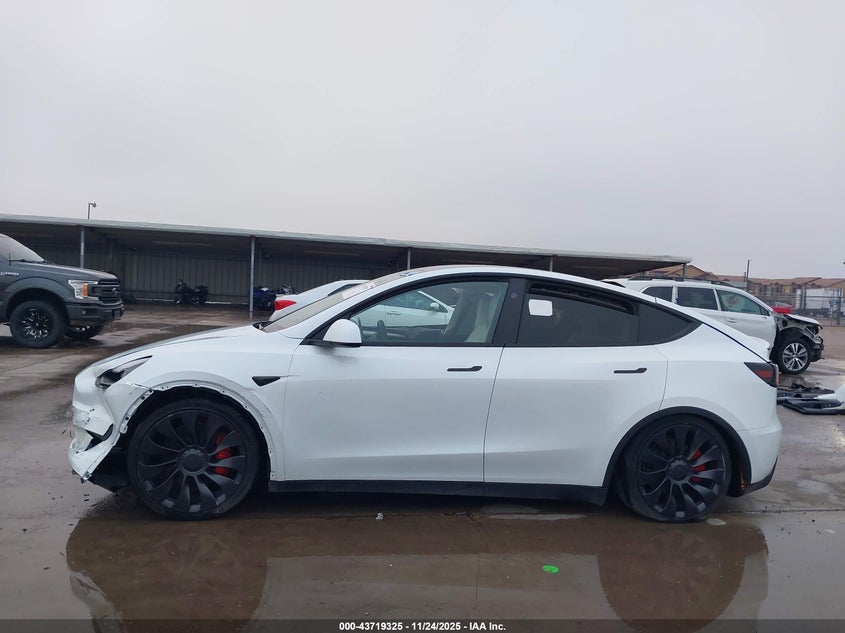 2024 Tesla Model Y Performance Dual Motor All-Wheel Drive VIN: 7SAYGDEF1RF052810 Lot: 43719325