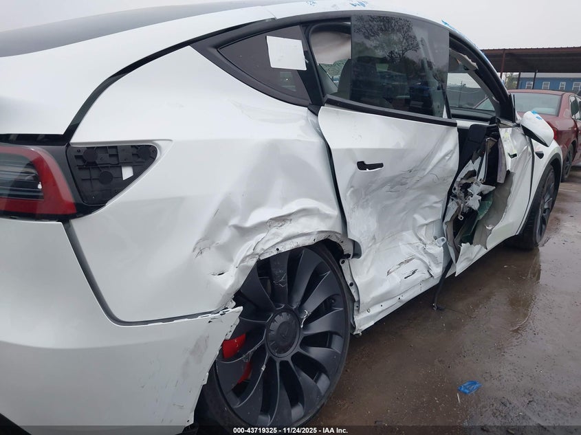 2024 Tesla Model Y Performance Dual Motor All-Wheel Drive VIN: 7SAYGDEF1RF052810 Lot: 43719325