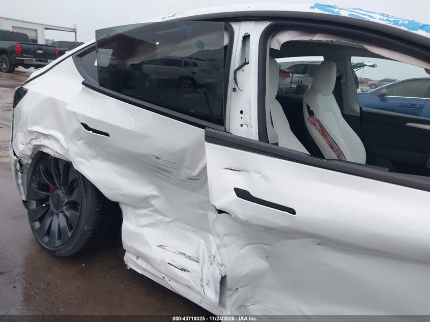 2024 Tesla Model Y Performance Dual Motor All-Wheel Drive VIN: 7SAYGDEF1RF052810 Lot: 43719325