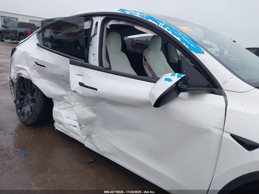 2024 Tesla Model Y Performance Dual Motor All-Wheel Drive VIN: 7SAYGDEF1RF052810 Lot: 43719325