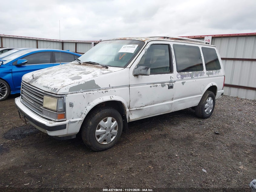 2P4FH4537LR569530 1990 PLYMOUTH VOYAGER photo no. 2
