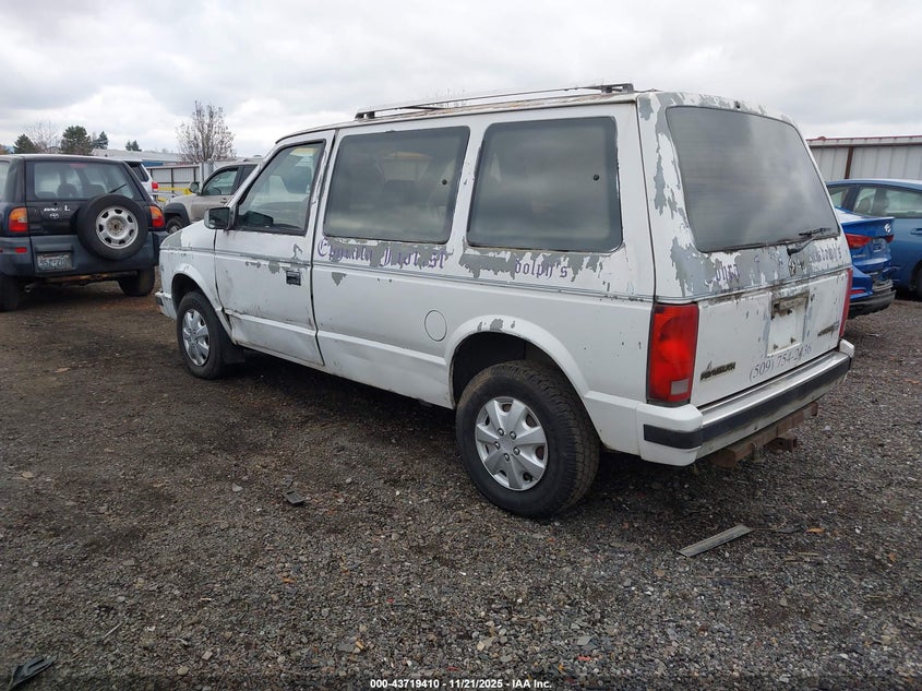 2P4FH4537LR569530 1990 PLYMOUTH VOYAGER photo no. 3