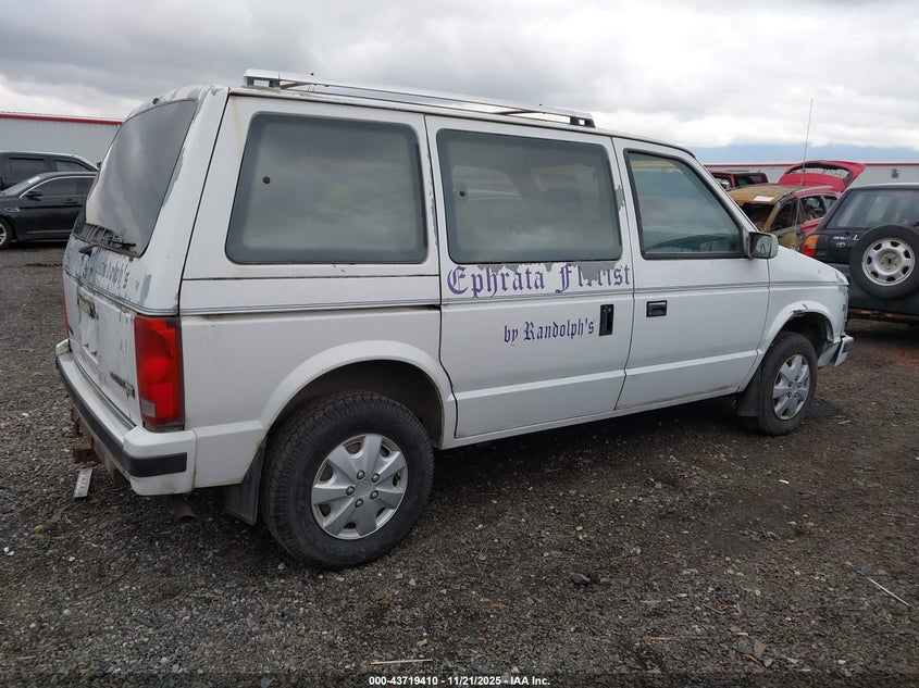 2P4FH4537LR569530 1990 PLYMOUTH VOYAGER photo no. 4