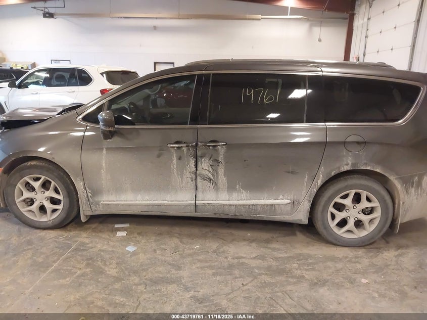 2017 Chrysler Pacifica Touring-L Plus VIN: 2C4RC1EG0HR738960 Lot: 43719761