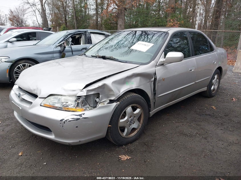 1HGCG165XXA010512 1999 HONDA ACCORD photo no. 2