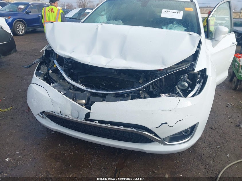 2018 Chrysler Pacifica Touring Plus VIN: 2C4RC1FG6JR165518 Lot: 43719947