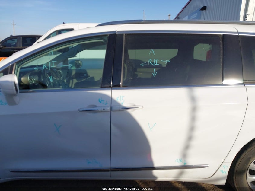 2019 Chrysler Pacifica Touring L VIN: 2C4RC1BG0KR575352 Lot: 43719989