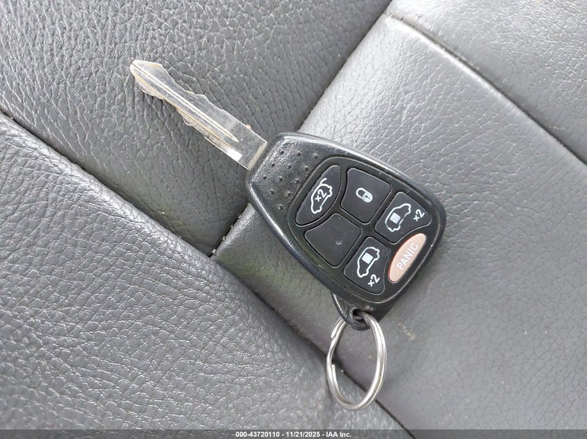 2005 Chrysler Town & Country Touring VIN: 2C8GP54L95R429693 Lot: 43720110