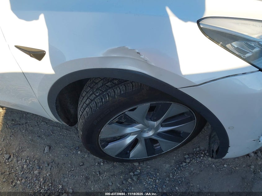2022 Tesla Model Y Long Range Dual Motor All-Wheel Drive VIN: 7SAYGDEE1NF321826 Lot: 43720694