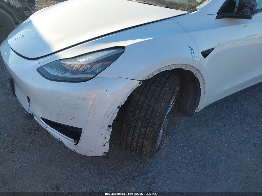2022 Tesla Model Y Long Range Dual Motor All-Wheel Drive VIN: 7SAYGDEE1NF321826 Lot: 43720694