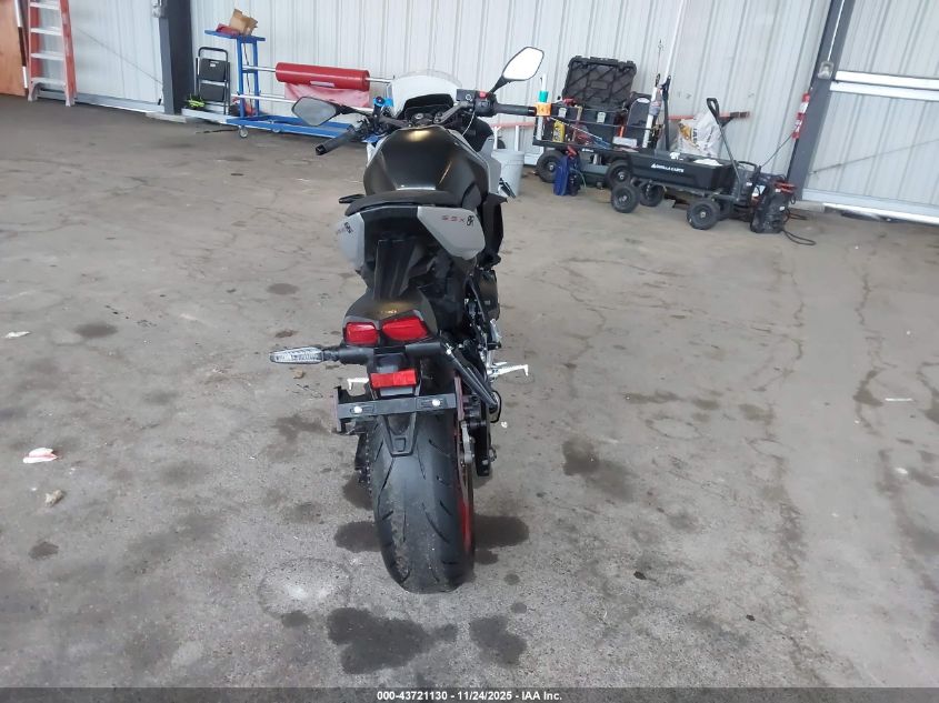 2024 Suzuki Gsx800 F VIN: JS1EM13B3R7100704 Lot: 43721130