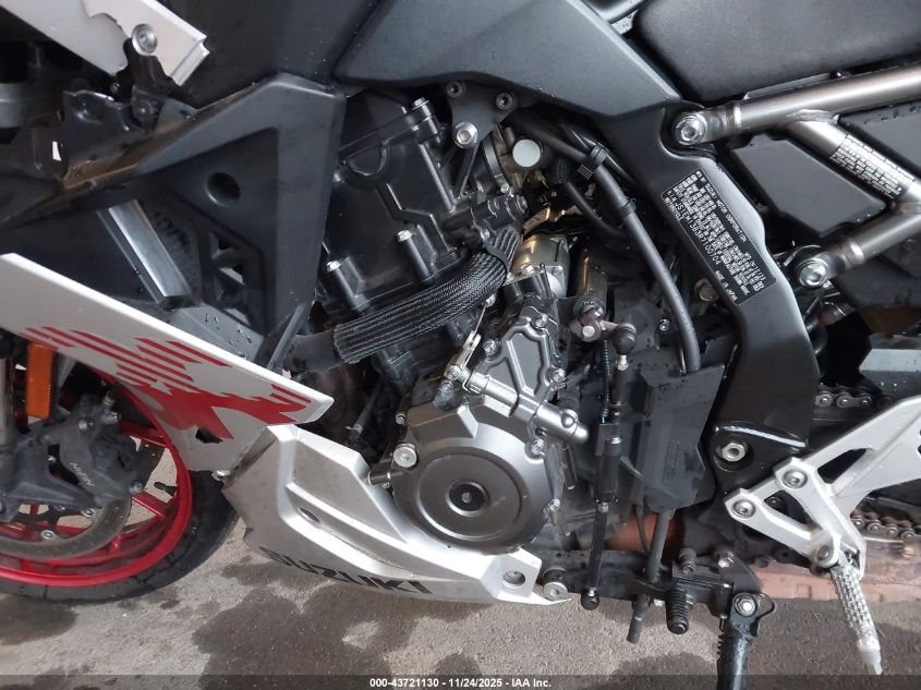 2024 Suzuki Gsx800 F VIN: JS1EM13B3R7100704 Lot: 43721130