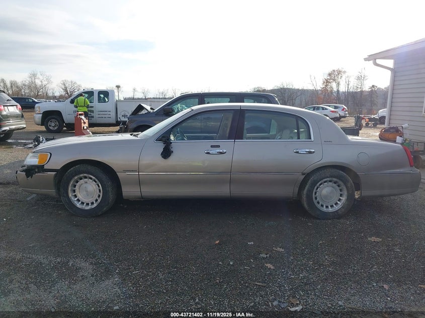 2000 Lincoln Town Car Executive VIN: 1LNHM81W7YY928809 Lot: 43721402