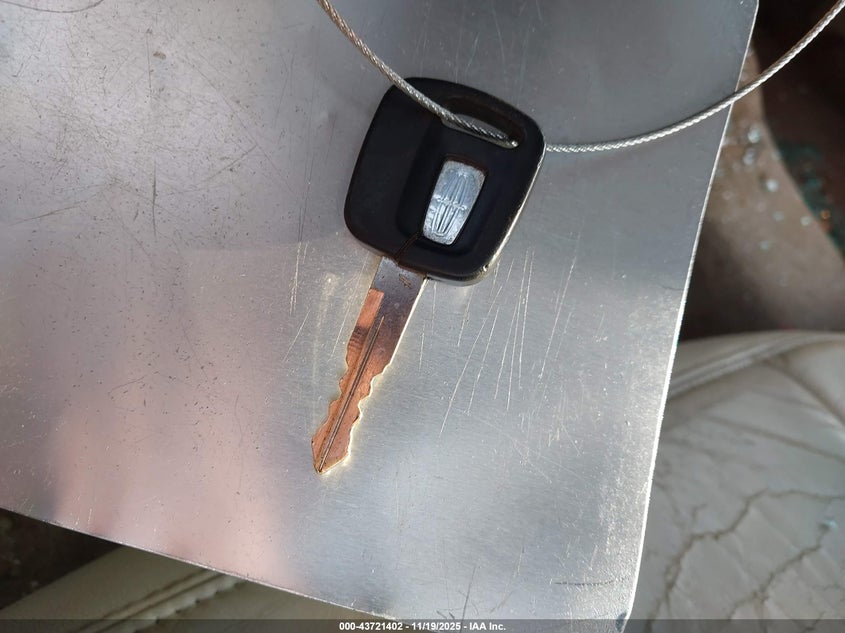 2000 Lincoln Town Car Executive VIN: 1LNHM81W7YY928809 Lot: 43721402