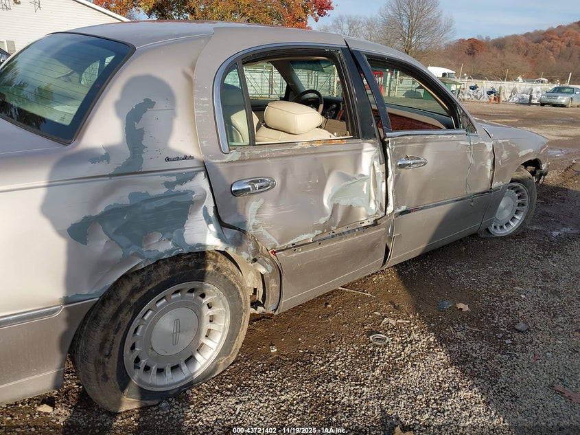 2000 Lincoln Town Car Executive VIN: 1LNHM81W7YY928809 Lot: 43721402