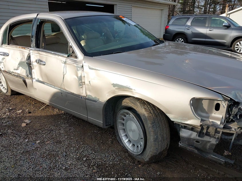 2000 Lincoln Town Car Executive VIN: 1LNHM81W7YY928809 Lot: 43721402
