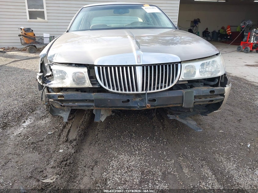 2000 Lincoln Town Car Executive VIN: 1LNHM81W7YY928809 Lot: 43721402