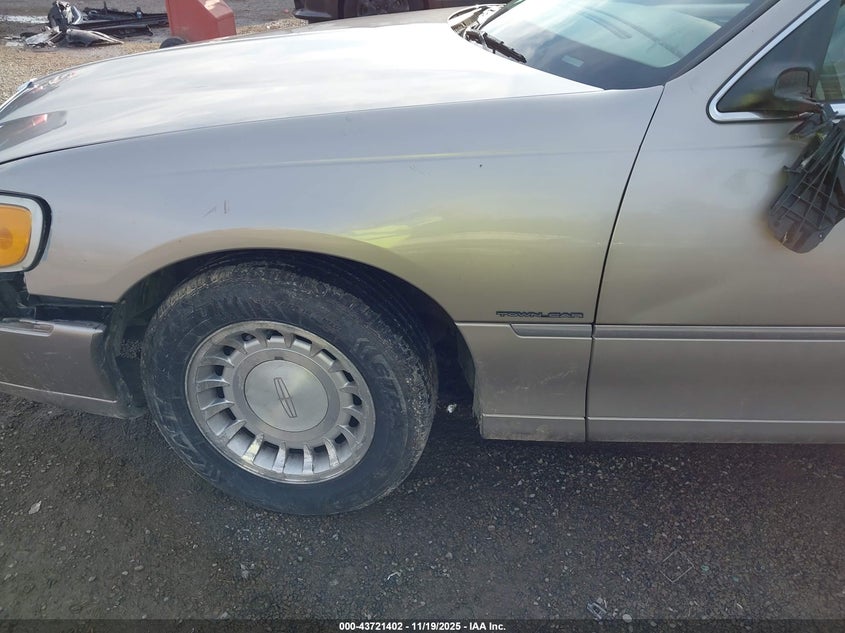 2000 Lincoln Town Car Executive VIN: 1LNHM81W7YY928809 Lot: 43721402