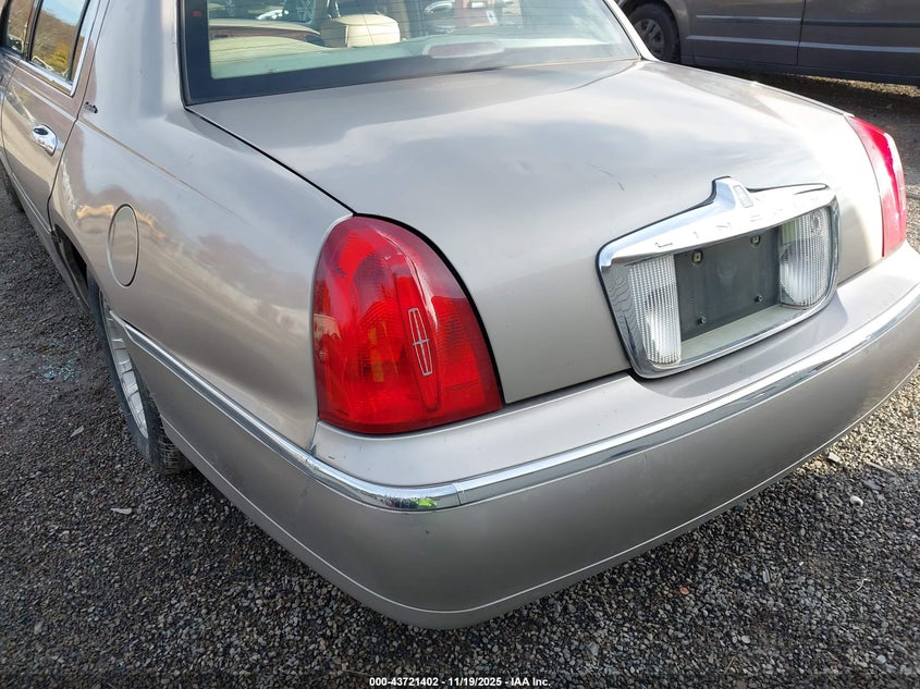 2000 Lincoln Town Car Executive VIN: 1LNHM81W7YY928809 Lot: 43721402
