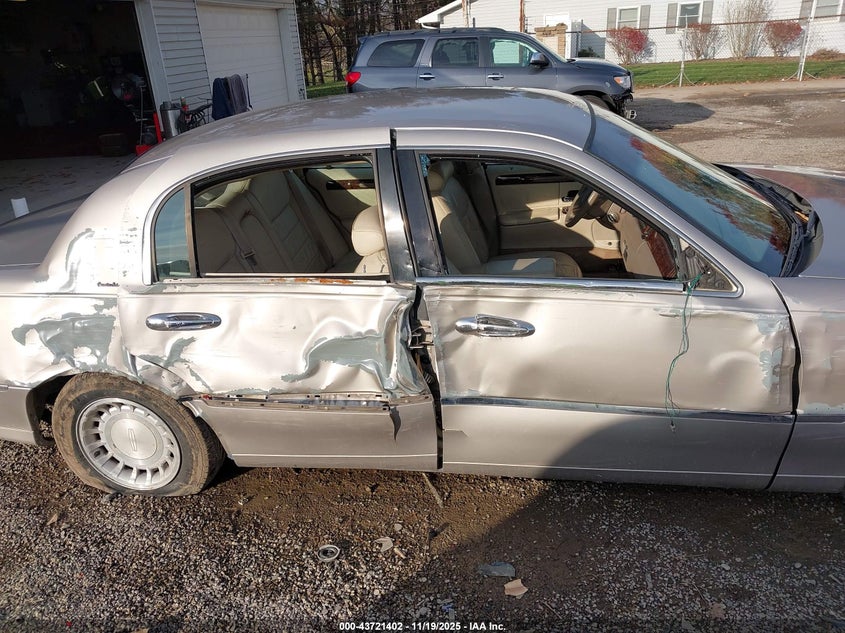 2000 Lincoln Town Car Executive VIN: 1LNHM81W7YY928809 Lot: 43721402