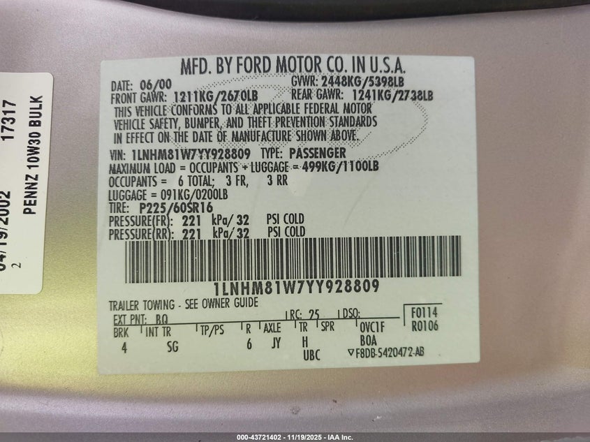 2000 Lincoln Town Car Executive VIN: 1LNHM81W7YY928809 Lot: 43721402