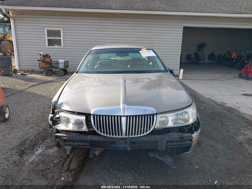 2000 Lincoln Town Car Executive VIN: 1LNHM81W7YY928809 Lot: 43721402