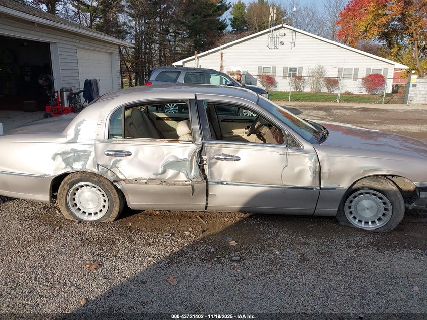 2000 Lincoln Town Car Executive VIN: 1LNHM81W7YY928809 Lot: 43721402