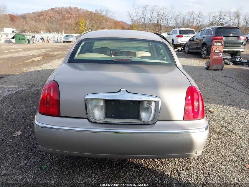 2000 Lincoln Town Car Executive VIN: 1LNHM81W7YY928809 Lot: 43721402