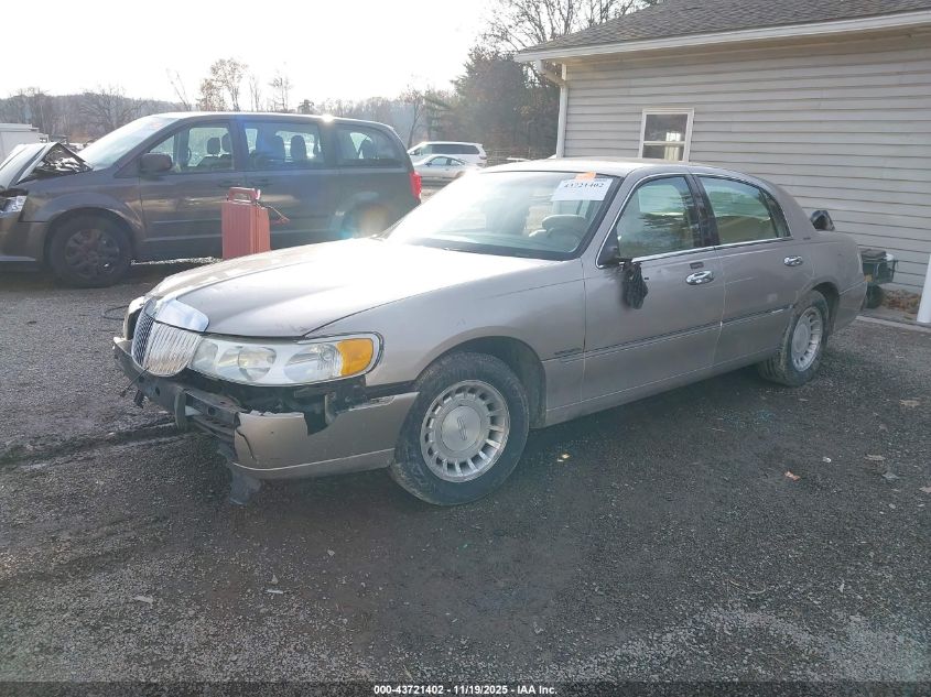 1LNHM81W7YY928809 2000 LINCOLN TOWN CAR photo no. 2