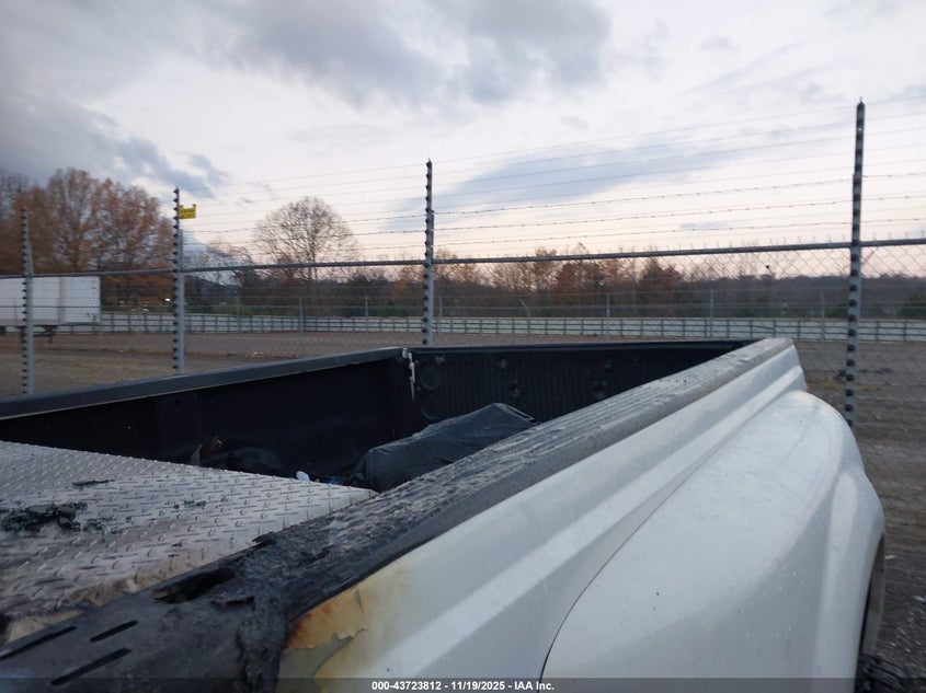 2000 Ford F-350 Lariat/Xl/Xlt VIN: 1FTWX33F0YEB38322 Lot: 43723812