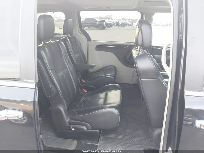 2011 Chrysler Town & Country Limited VIN: 2A4RR6DG5BR745871 Lot: 43724050